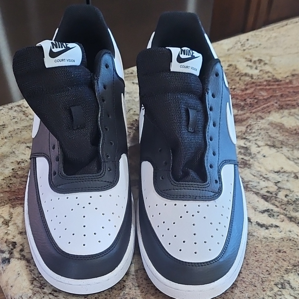 Nike  Sneakers in Black and White